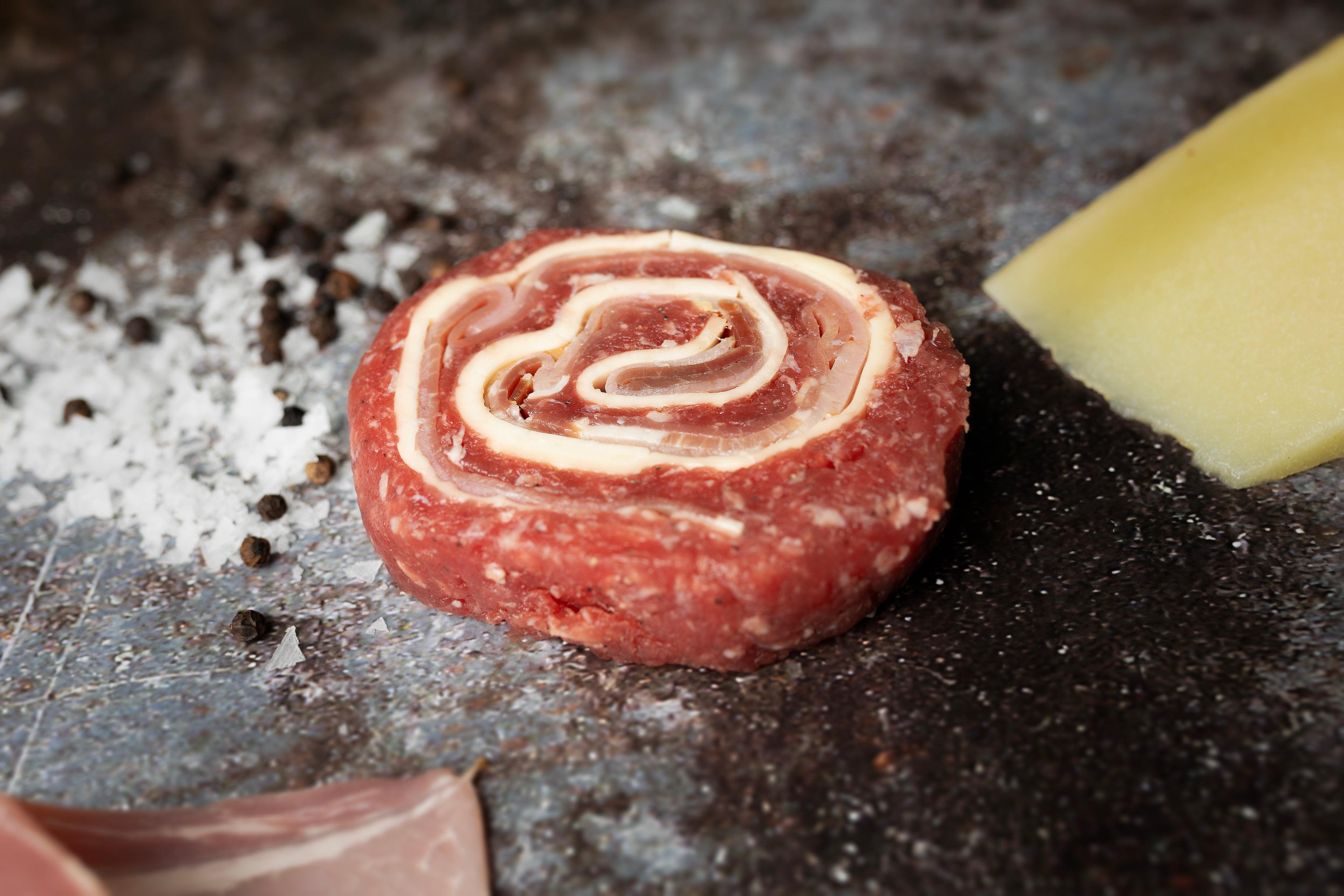 ROLLITO DE PICADA TERNERA RELLENO DE JAMÓN IBÉRICO, BACON Y QUESO